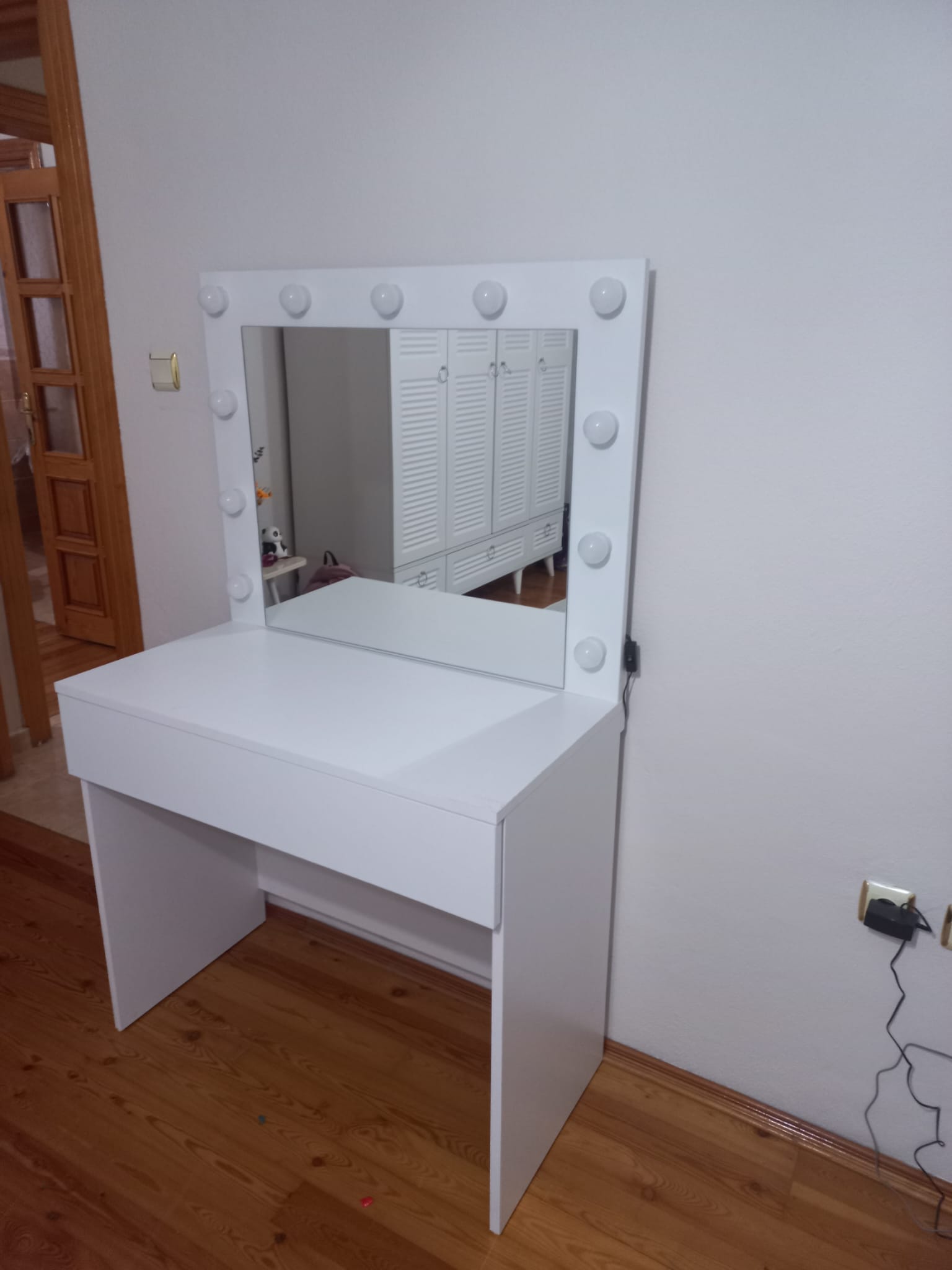 Makyaj Masası Montajı görsel 1